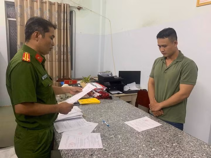 Cơ quan công an thi hành lệnh bắt đối với Ngô Minh Thông.