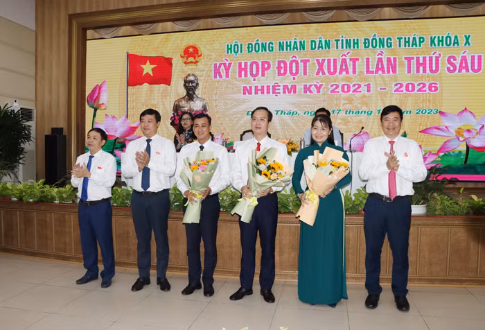 Lãnh đạo Tỉnh uỷ, HĐND, UBND tỉnh Đồng Tháp chúc mừng các cán bộ được bầu giữ chức danh mới. Ông Trần Trí Quang, tân Phó Chủ tịch UBND tỉnh Đồng Tháp (thứ 3 từ phải sang). Ảnh: N. Ánh.