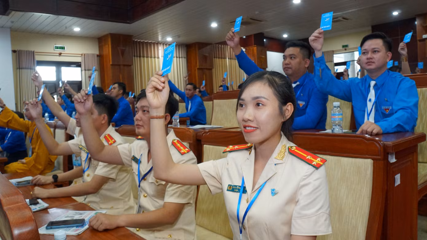 Đại biểu biểu quyết tại đại hội.