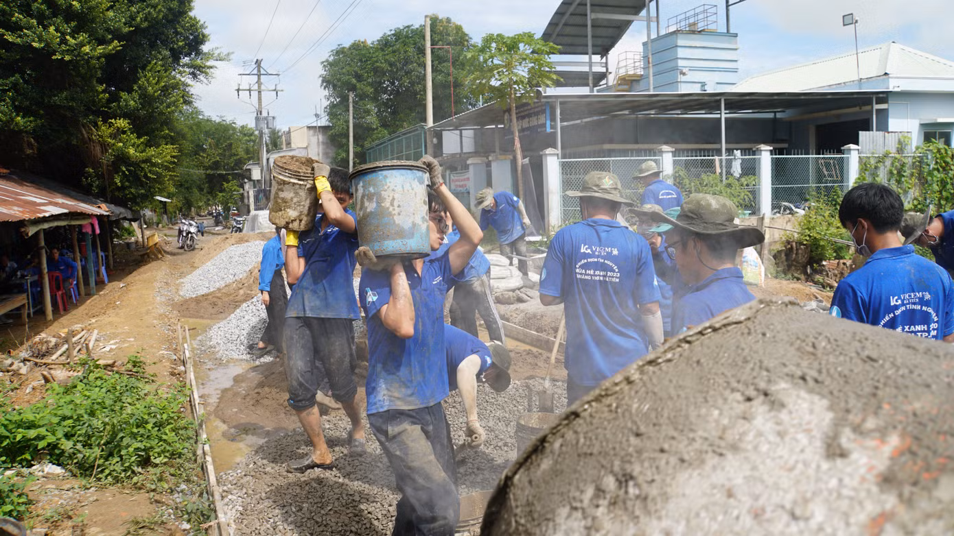 Sinh viên tình nguyện làm đường nông thôn tại Đồng Tháp. Ảnh: Hòa Hội
