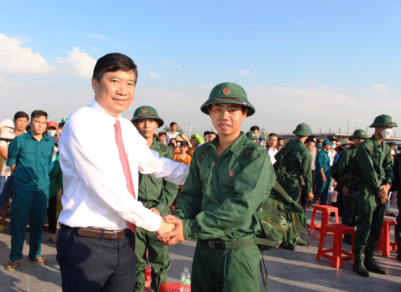 Chủ tịch UBND tỉnh Đồng Tháp Phạm Thiện Nghĩa động viên tân binh trước khi lên đường nhập ngũ. Ảnh: Hồng Ngự
