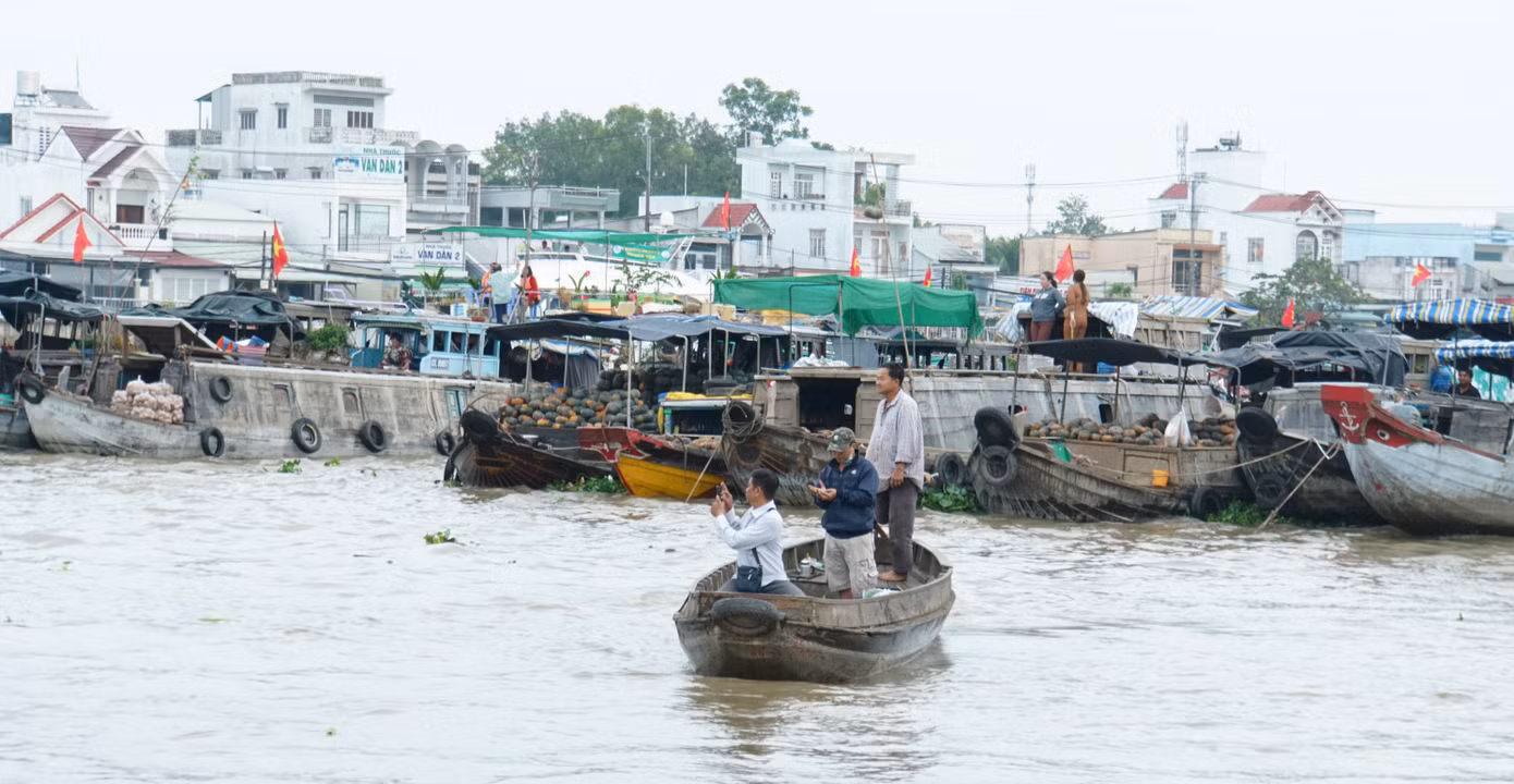 Khách chụp ảnh mua bán trên sông. Ảnh: Hòa Hội