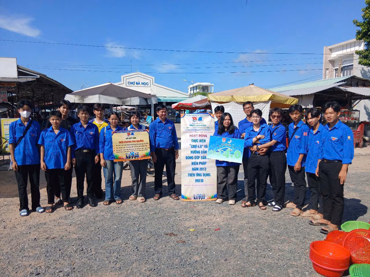 Đội hình thực hiện chợ 4.0 và hướng dẫn đóng góp sửa hiến pháp trên ứng dụng VNeID.