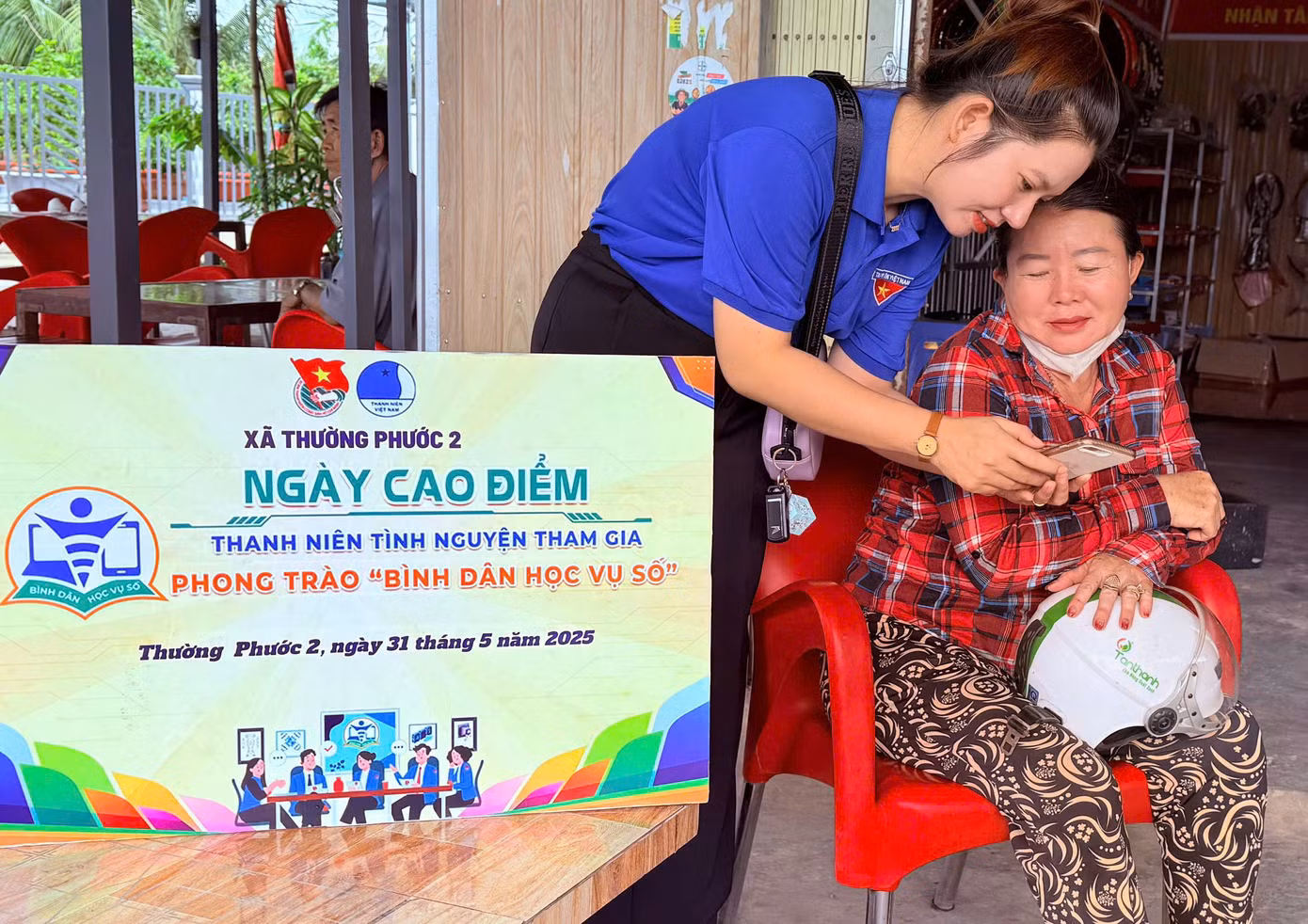 ĐVTN tham gia 'Bình dân học vụ số' hướng dẫn người dân thanh toán không dùng tiền mặt.