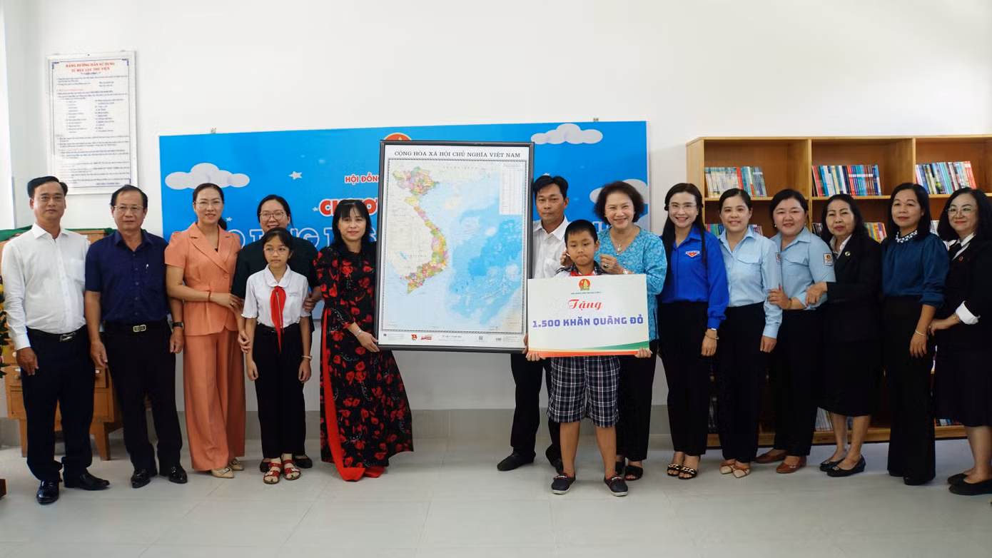 Hội Đồng Đội Trung ương trao tặng bản đồ Việt Nam cho trường Tiểu học Châu Hòa và Trung học cơ sở Châu Hòa.