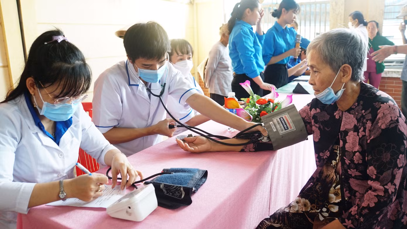 Bác sĩ trong Hội thầy thuốc trẻ Bến Tre khám bệnh cho người dân. Ảnh: Hòa Hội
