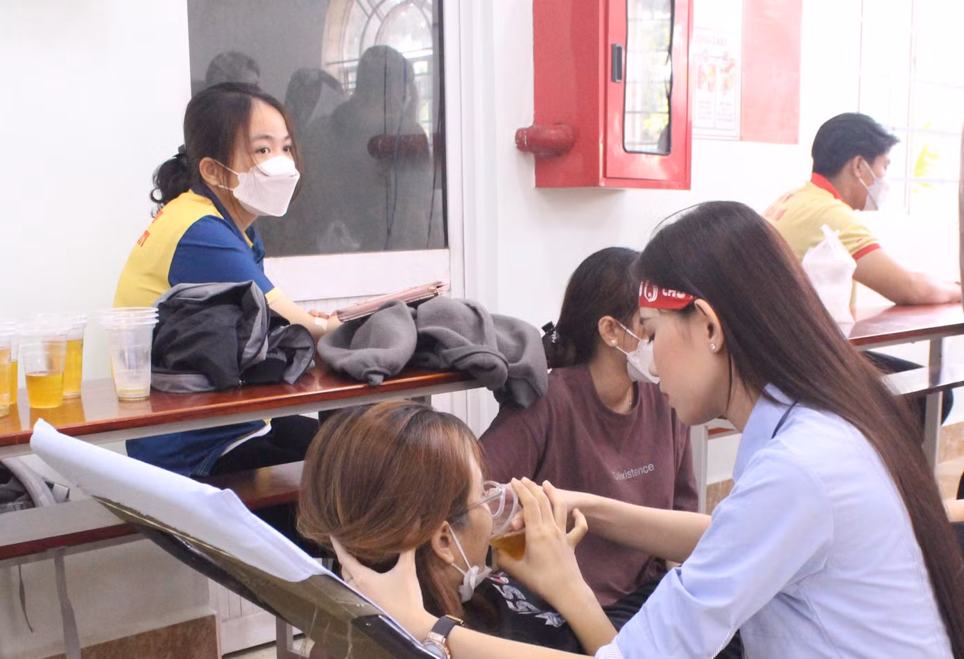 Chúc Lam hỗ trợ các bạn tham gia hiến máu