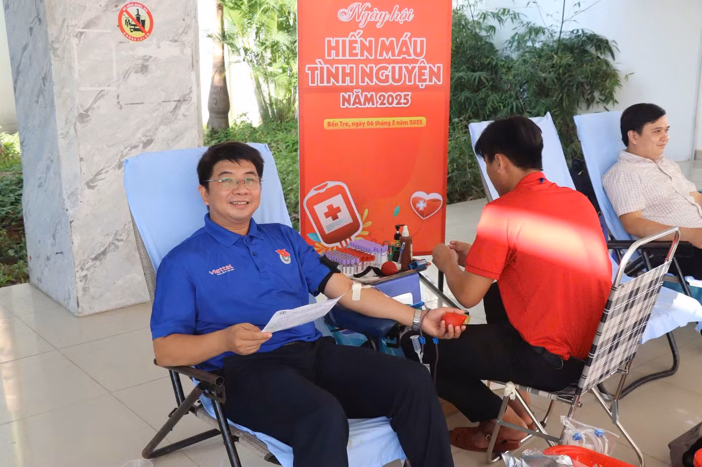 Anh Nguyễn Minh Thiện - Bí thư Đoàn Thanh niên UBND tỉnh Bến Tre hiến máu.