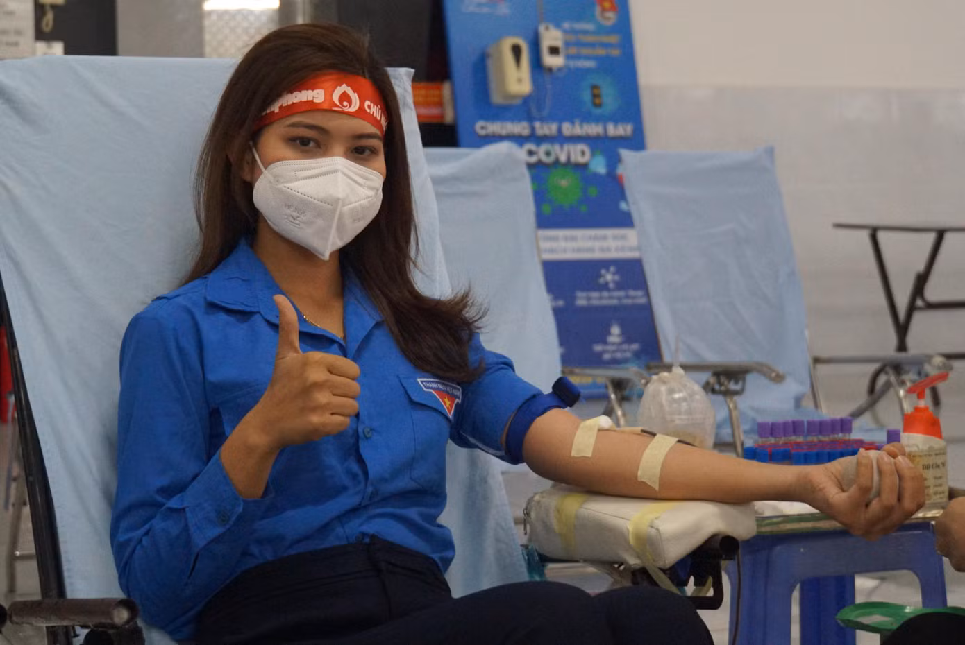 Người đẹp Nhân ái cuộc thi Người đẹp Thời trang Tây Đô năm 2022 Ngô Thị Tường Vi đang hiến máu.