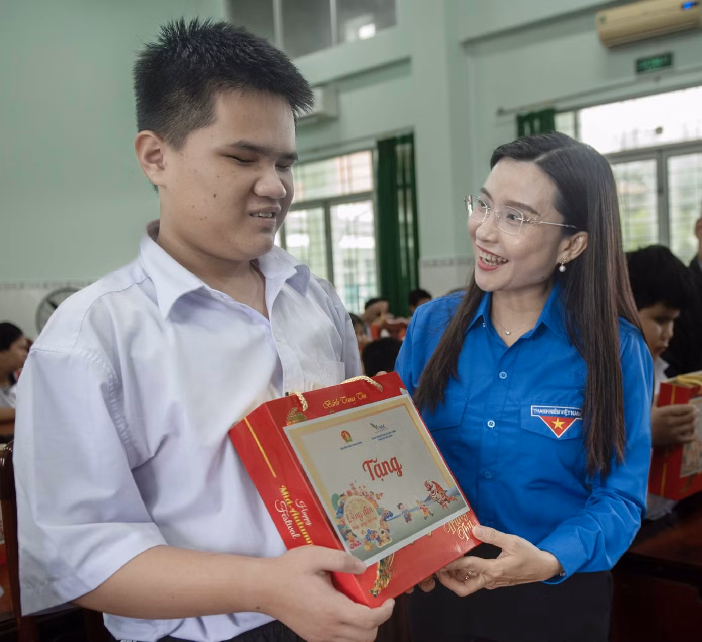Chị Nguyễn Phạm Duy Trang tặng quà cho thiếu nhi Trường Trẻ em khuyết tật An Giang. Ảnh: Thanh Hùng