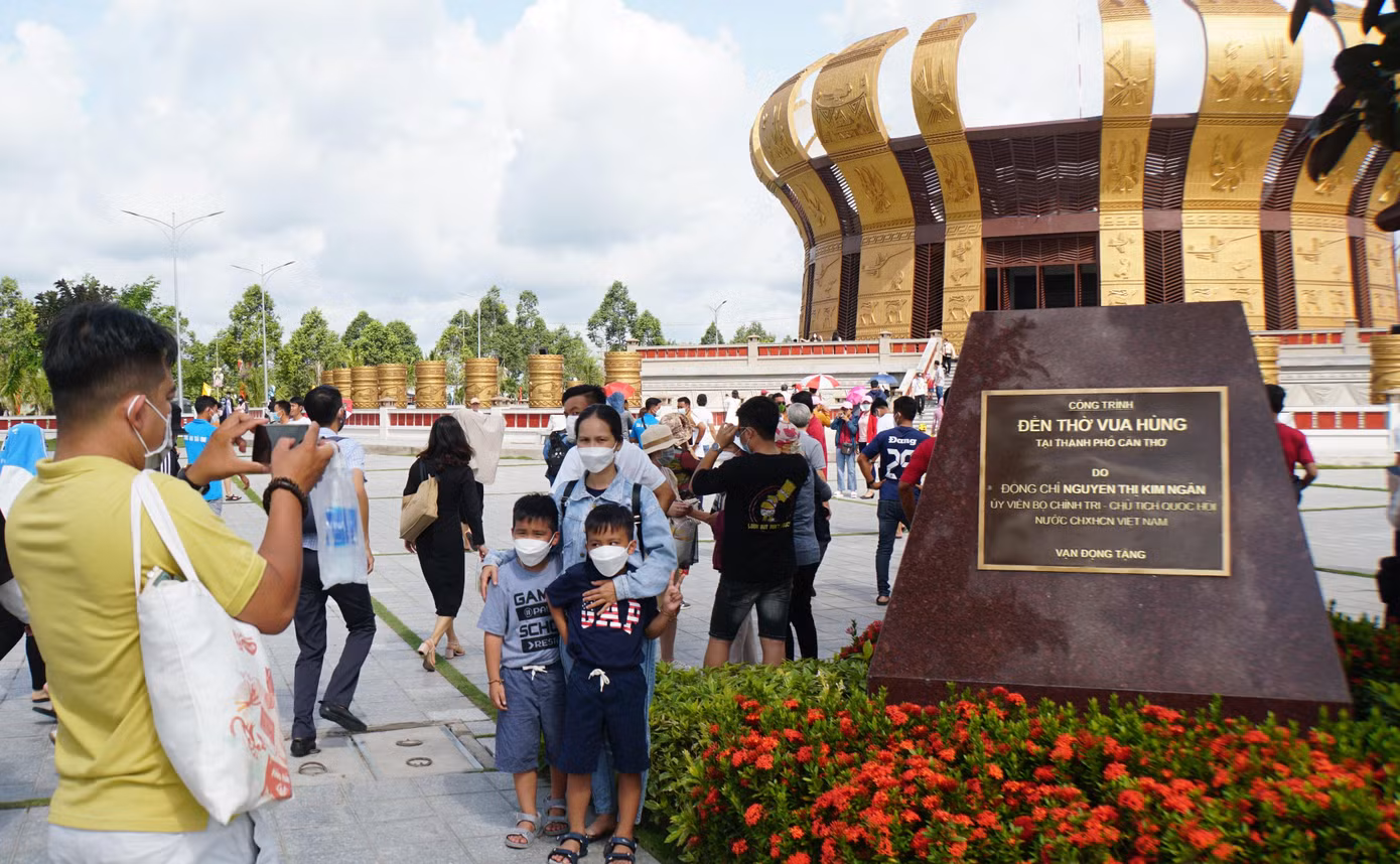 Người dân chụp ảnh lưu niệm. - Ảnh: Hòa Hội