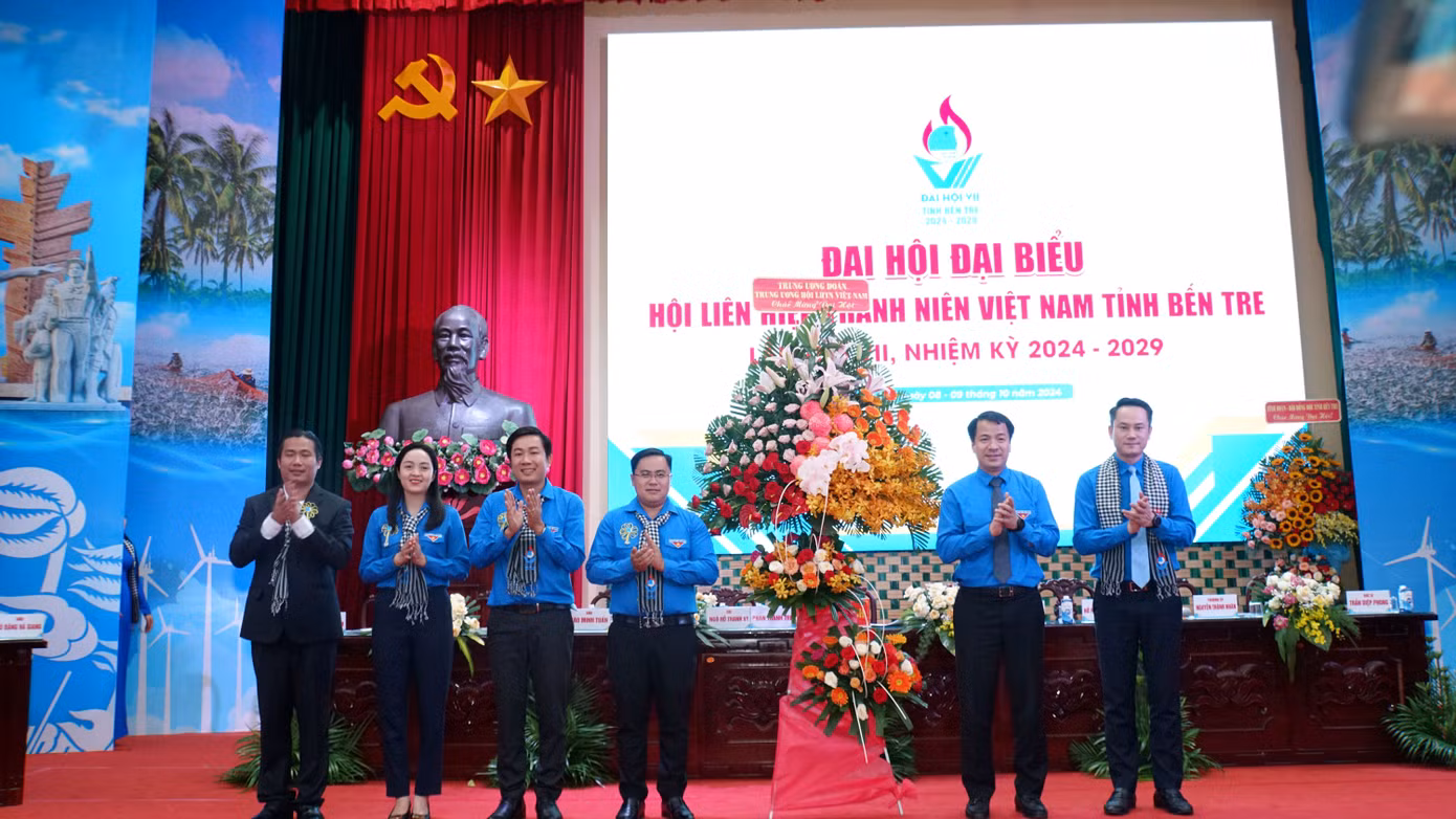 Anh Ngô Văn Cương - Bí thư Trung ương Đoàn (thứ 2 từ phải sang) tặng hoa chúc mừng đại hội. Ảnh: Hòa Hội