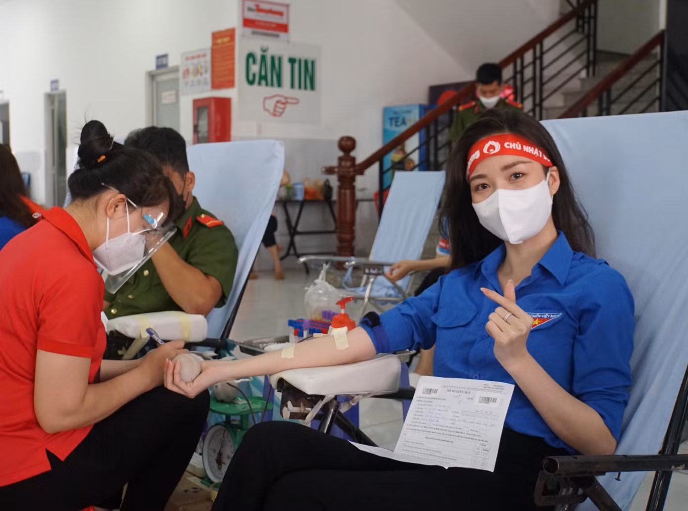 Hoa khôi Sinh viên TP Cần Thơ 2015 Vũ Thanh Tú tham gia hiến máu