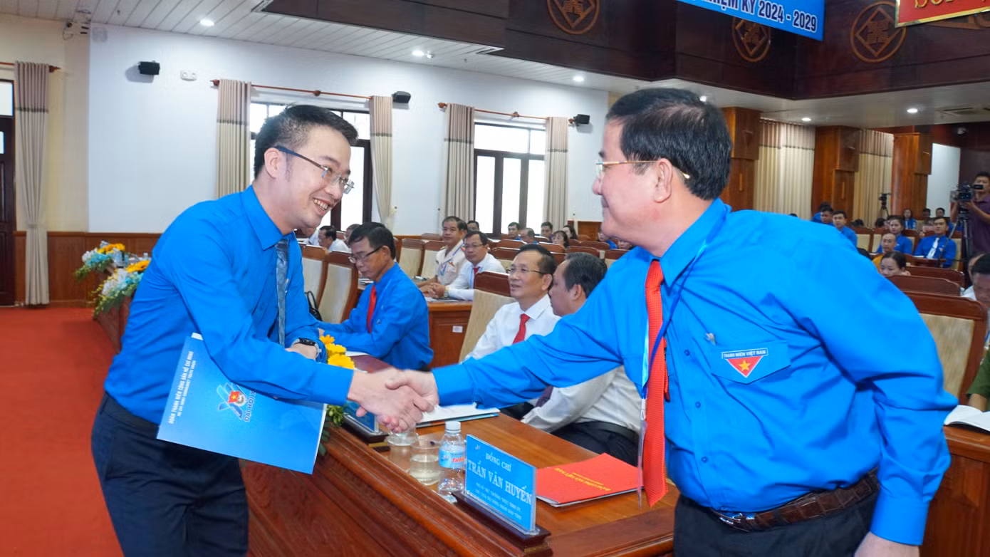 Bí thư Trung ương Đoàn Nguyễn Tường Lâm bắt tay lãnh đạo tỉnh Hậu Giang. Ảnh: Hòa Hội