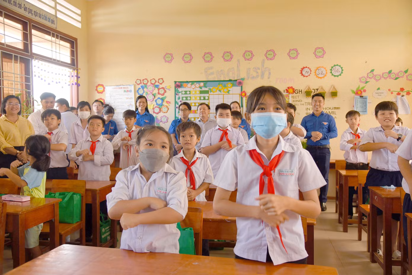 Trẻ em tham gia trò chơi tại lớp học tiếng Anh. Ảnh: Hòa Hội
