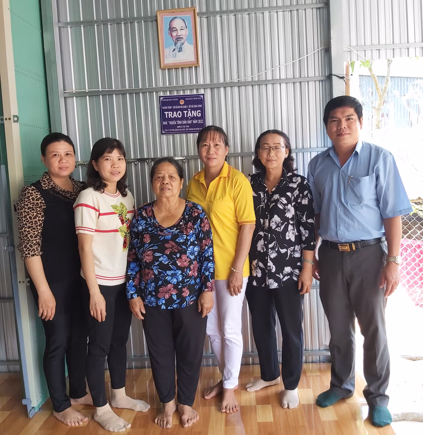 Bà Lương Thị Thể (thứ ba từ trái sang) vui mừng khi được hỗ trợ căn nhà 'Nhĩa tình Dân vận'. Ảnh: Hòa Bình