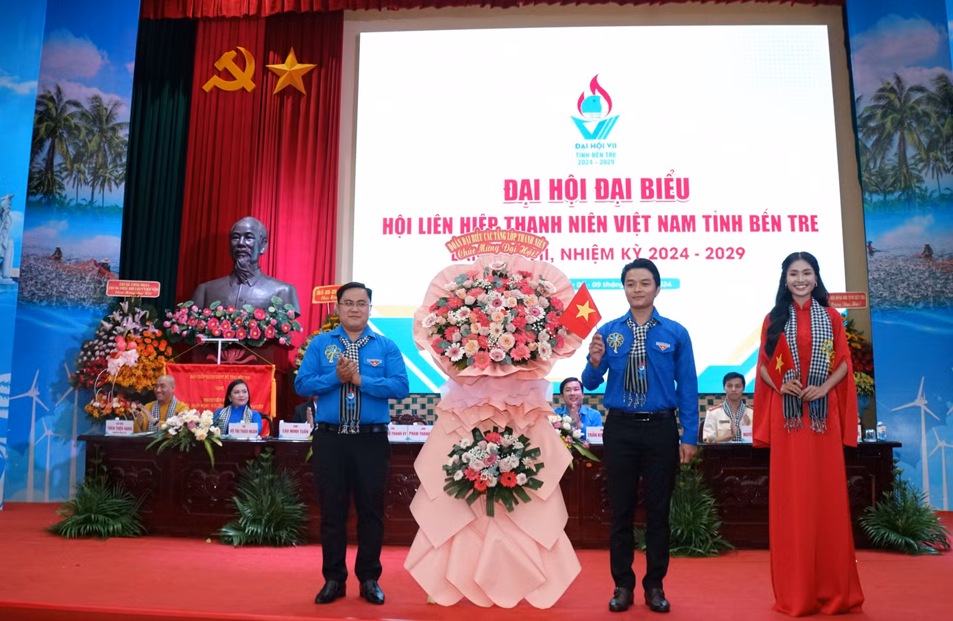 Đại biểu đại diện các dân tộc, tầng lớp thanh niên tặng hoa chúc mừng đại hội. Ảnh: Hòa Hội
