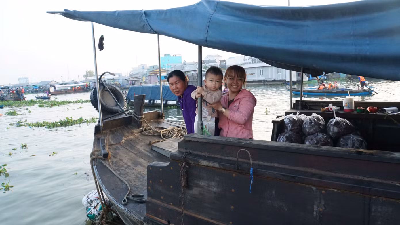 Gia đình thương hồ trên chợ nổi Cái Răng. Ảnh: Hòa Hội.