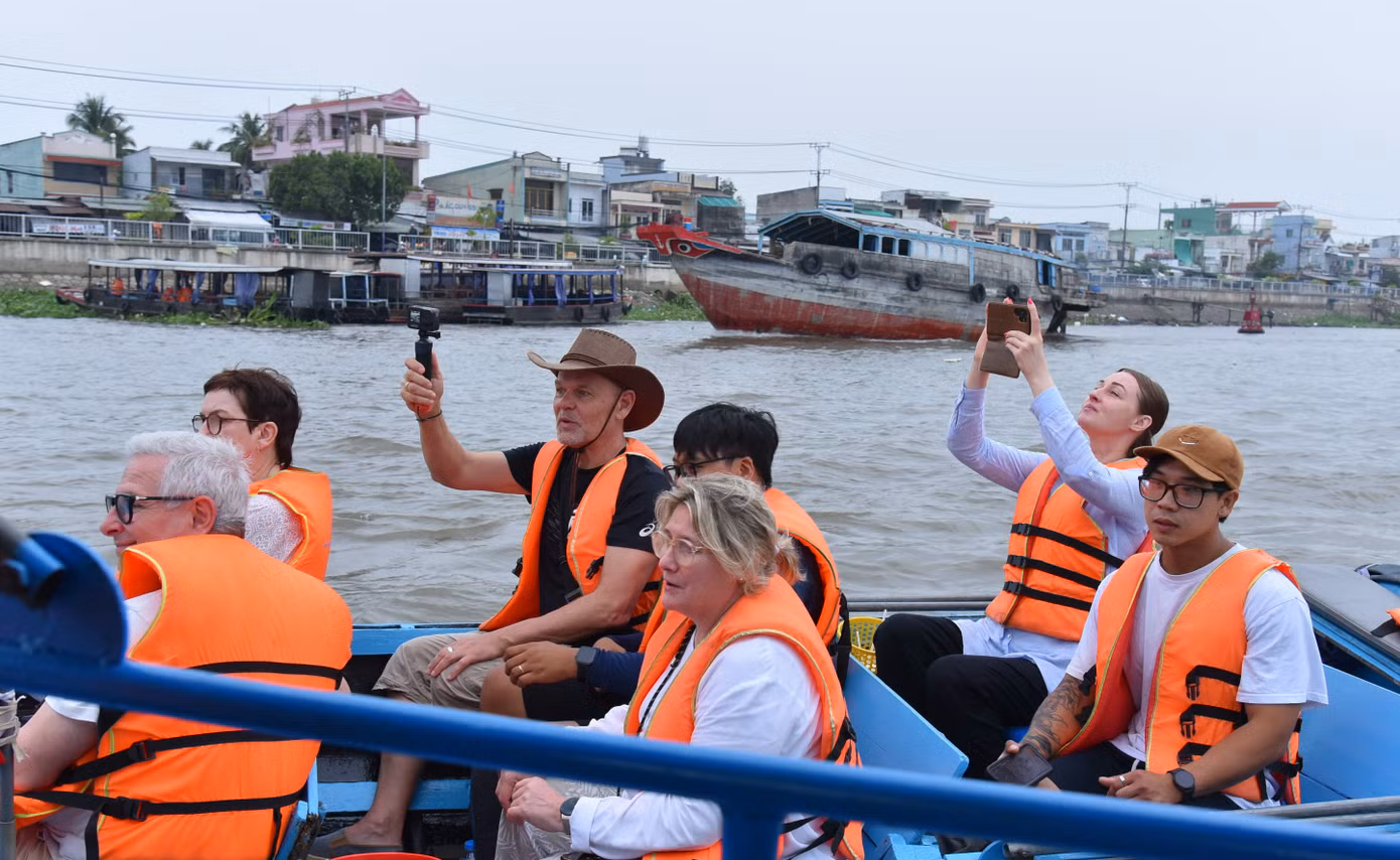 Khách quốc tế tham quan chợ nổi Cái Răng. Ảnh: Hòa Hội.