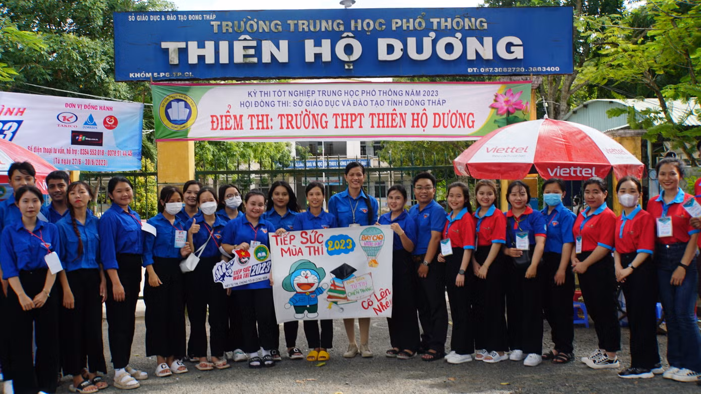 Cô Tâm cùng các bạn tình nguyện viên hỗ trợ tại điểm thi trường THPT Thiên Hộ Dương. Ảnh: Hòa Hội
