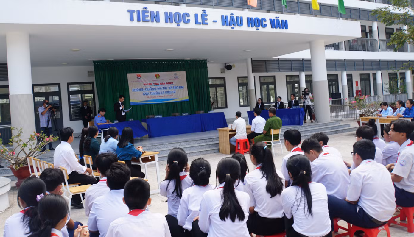 Các em học sinh theo dõi phiên tòa giả định.