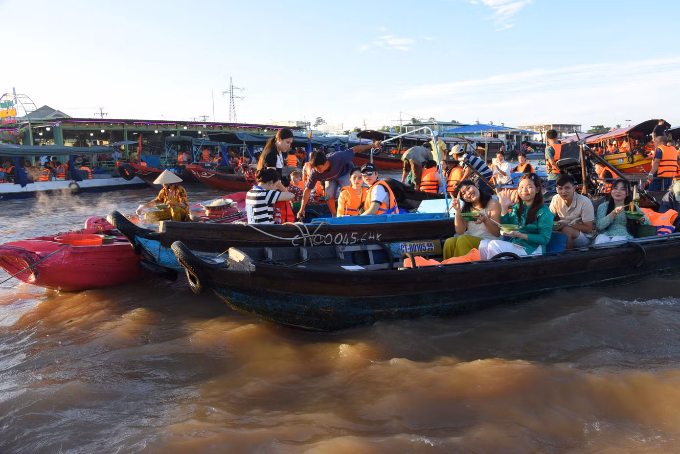 Sở dĩ được gọi "bún lắc", vì cả người bán và người thưởng thức bún đều trên ghe, tàu lắc lư trên mặt nước; đây là điểm nhấn không thể thiếu trong hành trình khám phá vẻ đẹp sông nước miền Tây. Ảnh: Hòa Hội.