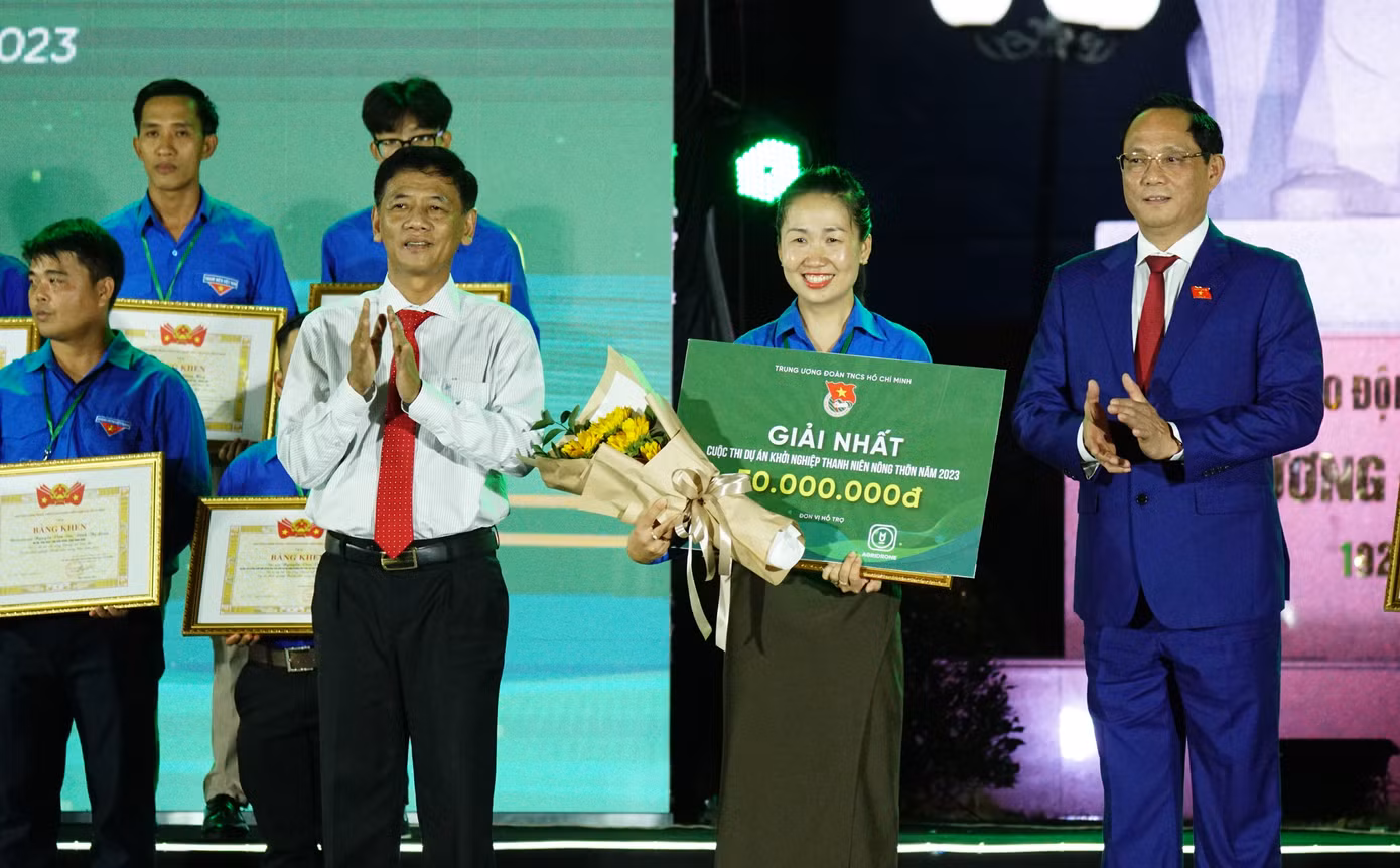 Phó Chủ tịch Quốc hội Trần Quang Phương cùng Bí thư Tỉnh ủy Sóc Trăng Lâm Văn Mẫn trao giải nhất cho thí sinh Trần Thị Dịu, tỉnh Đắk Nông. Ảnh: Hòa Hội