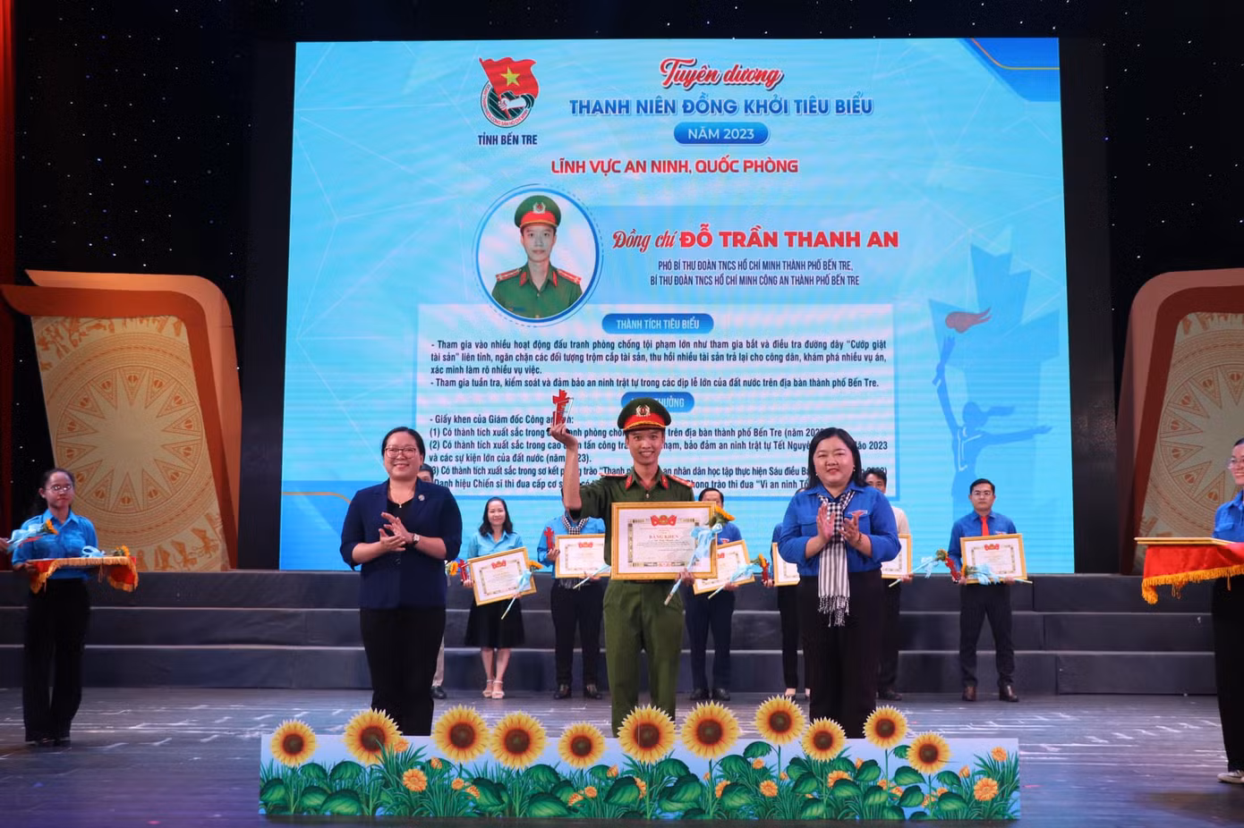 Vinh danh thanh niên Đồng khởi tiêu biểu