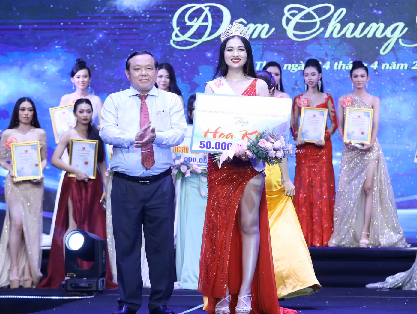 Thí sinh Nguyễn Thị Thu Ngân xuất sắc đăng quang Hoa khôi cuộc thi