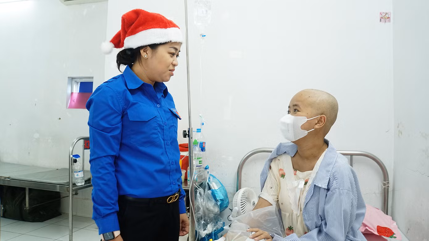 Chị Ngọc Anh chia sẻ, đây là hoạt động mang tính nhân văn cao đẹp, thể hiện được tinh thần sẻ chia, gắn kết của tuổi trẻ thành phố với các hoàn cảnh khó khăn, yếu thế. Chị Ngọc Anh hy vọng, trong thời gian tới, Thành Đoàn Cần Thơ, Hội LHTN Việt Nam thành phố sẽ tiếp tục nhận được sự đồng hành, chung tay giúp đỡ của các đơn vị nhà tài trợ để lan tỏa hơn nữa tinh thần xung kích, tình nguyện của tuổi trẻ. Ảnh: Hòa Hội