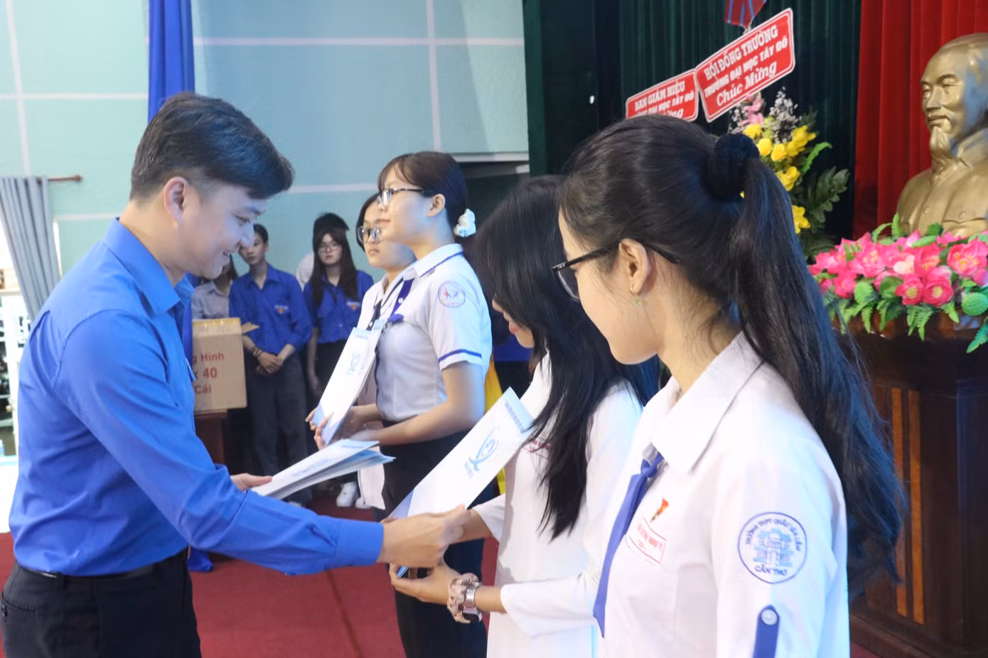 Anh Nguyễn Minh Triết tặng bằng khen cho các cá nhân xuất sắc.