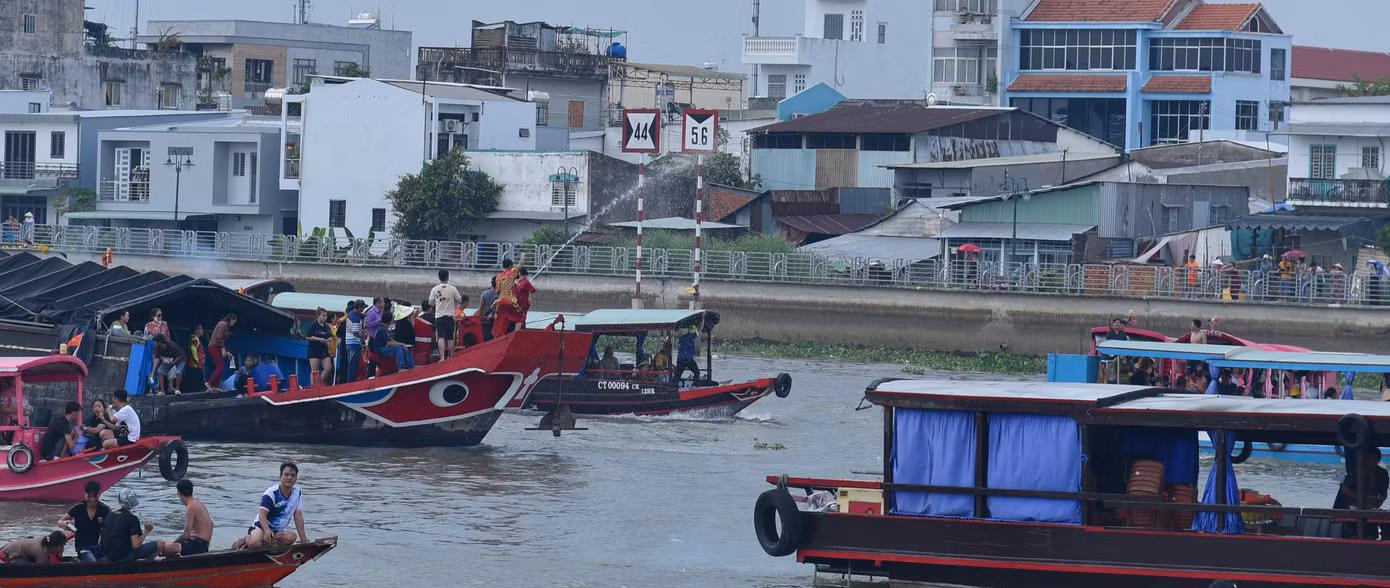 Để chuẩn bị cho lễ hội lớn này, trước đó Ban quản trị Miếu bà xin giấy phép từ Cục Đường thủy nội địa Việt Nam (Bộ Giao thông Vận tải) để được tổ chức các hoạt động cầu an, vui chơi, té nước cho người dân và du khách trên sông Hậu. Ảnh: Hòa Hội.