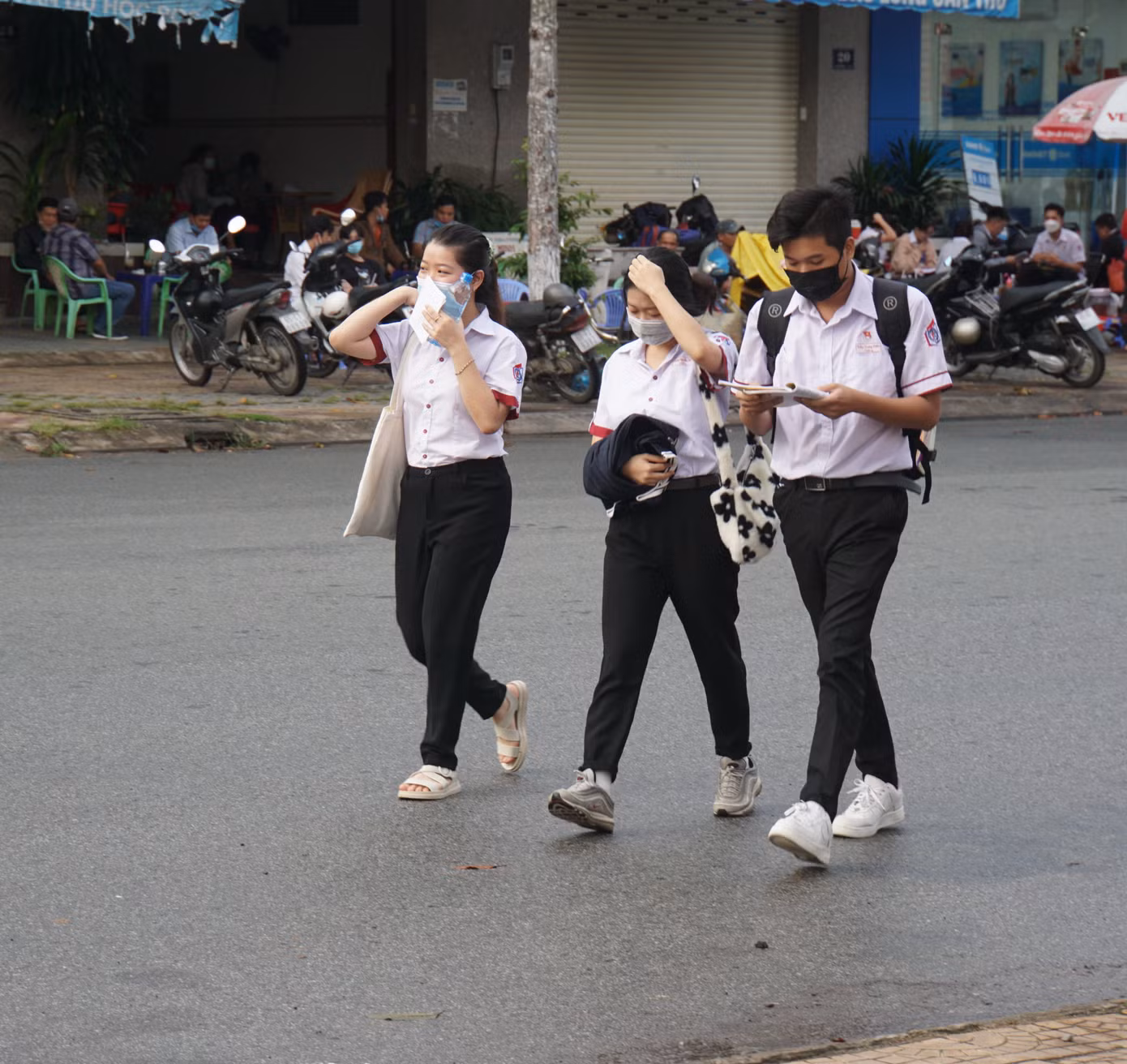 Thí sinh tranh thủ ôn bài