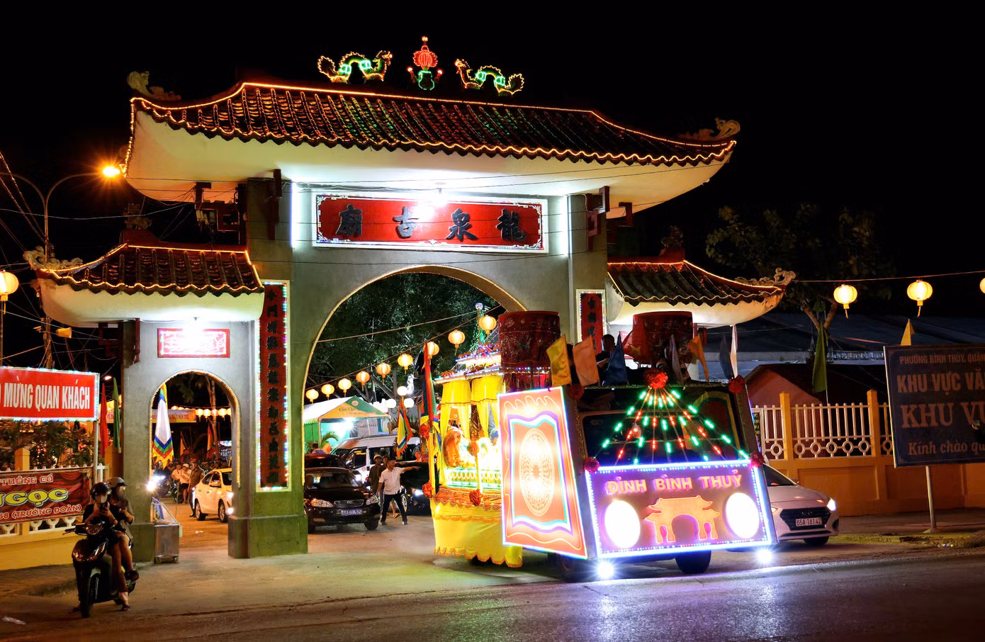 Long xa phụng tán đưa Sắc Thần du ngoạn.