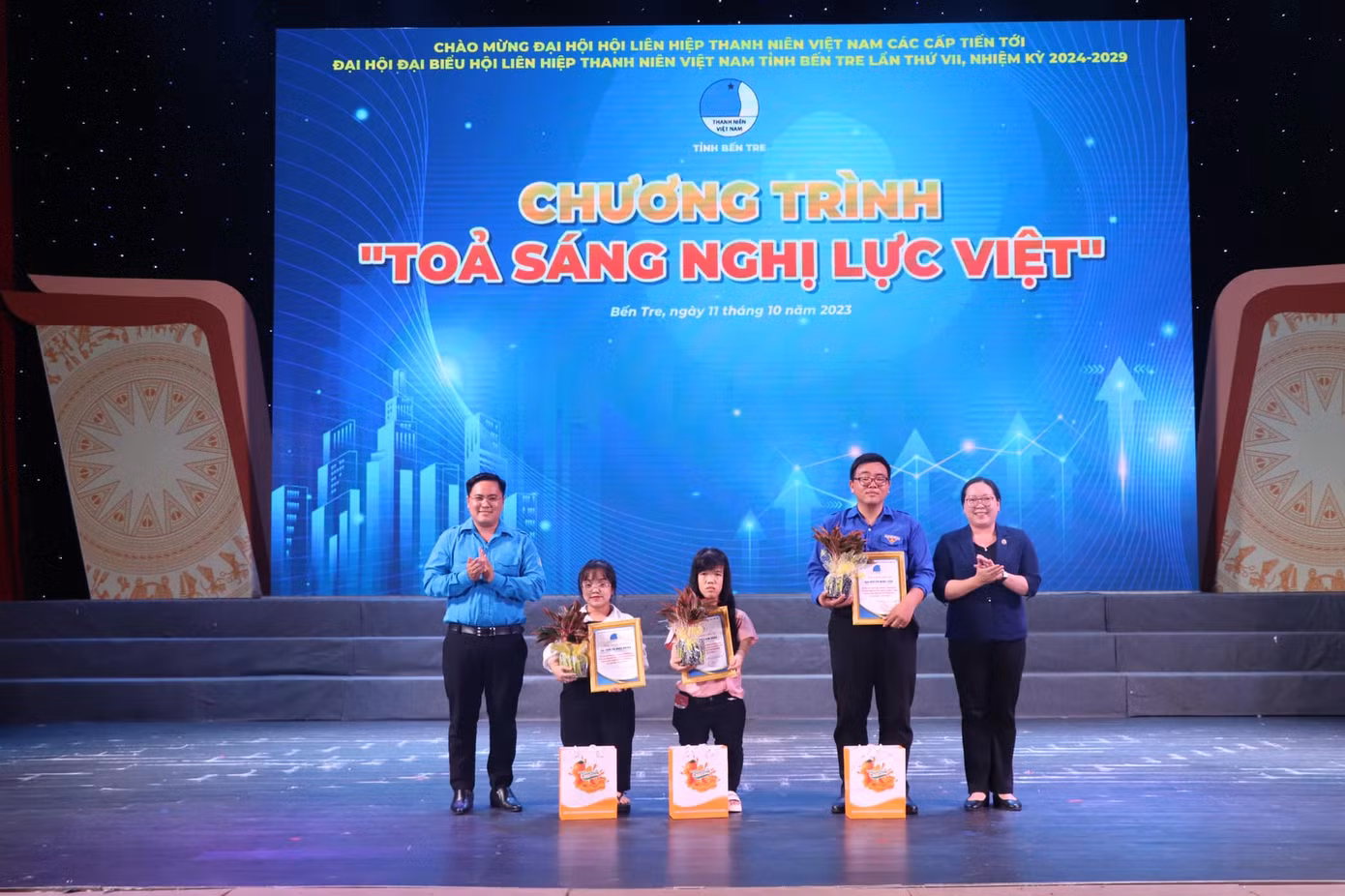 Tuyên dương gương tỏa sáng nghị lực.
