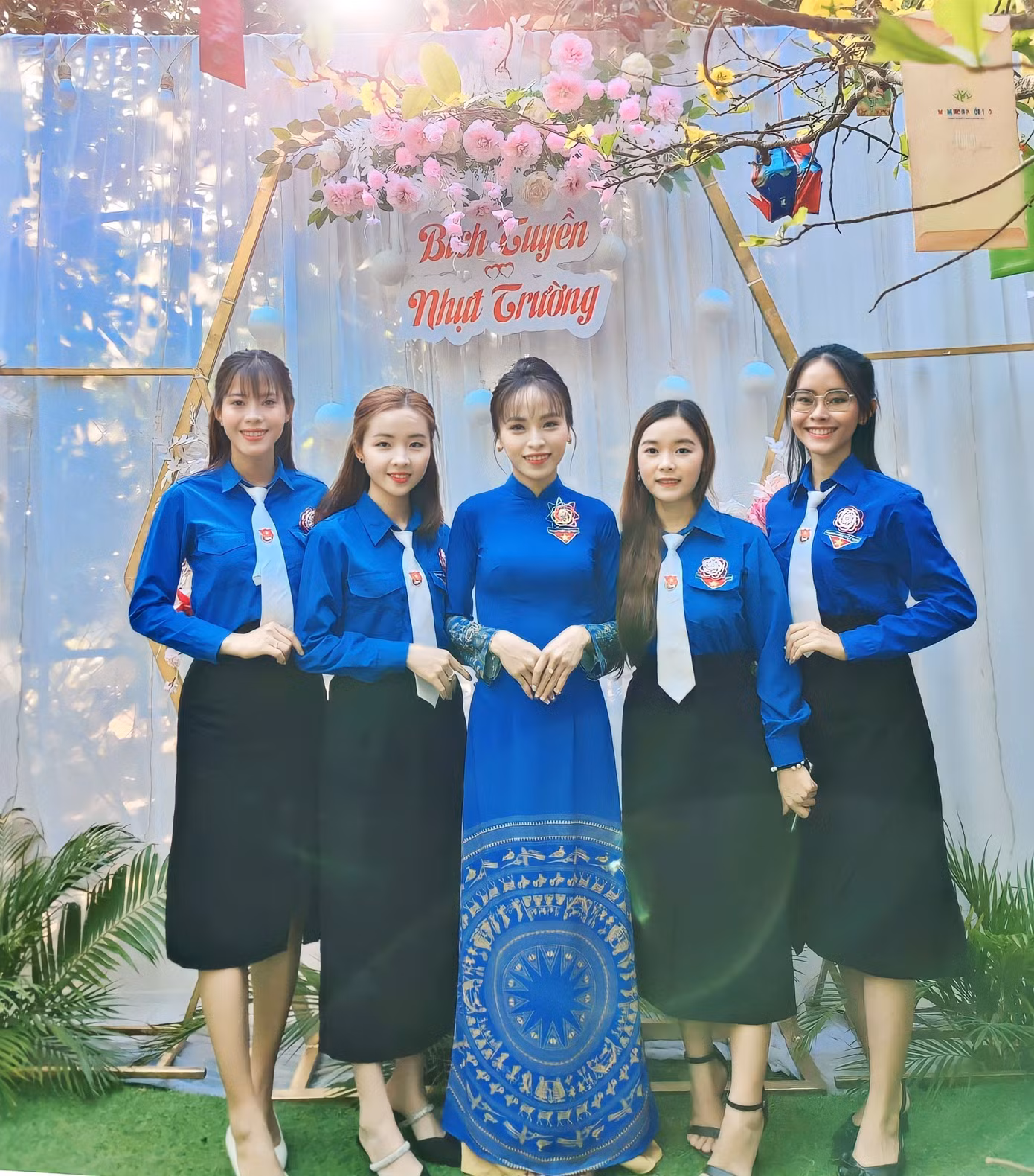 Bích Tuyền cùng dàn bê tráp trong trang phục áo Đoàn.