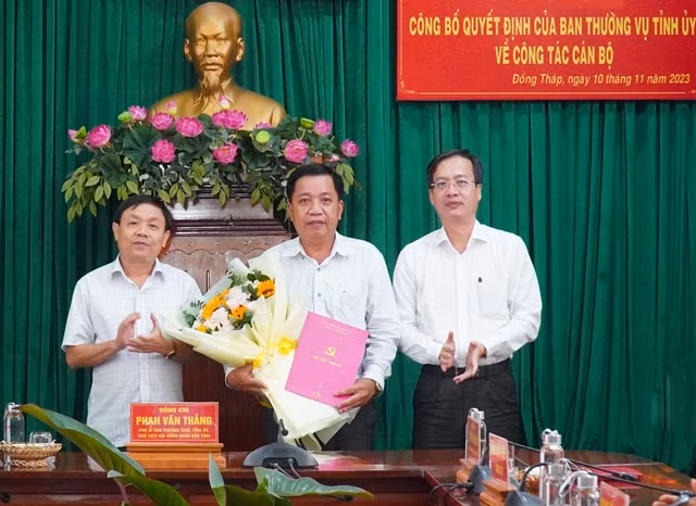Ông Phan Văn Thắng - Phó Bí thư Thường trực Tỉnh ủy, Chủ tịch HĐND tỉnh Đồng Tháp (bìa trái) trao quyết định, tặng hoa chúc mừng tân Bí thư Thành ủy Cao Lãnh Trần Văn Tám. Ảnh: Báo Đồng Tháp.