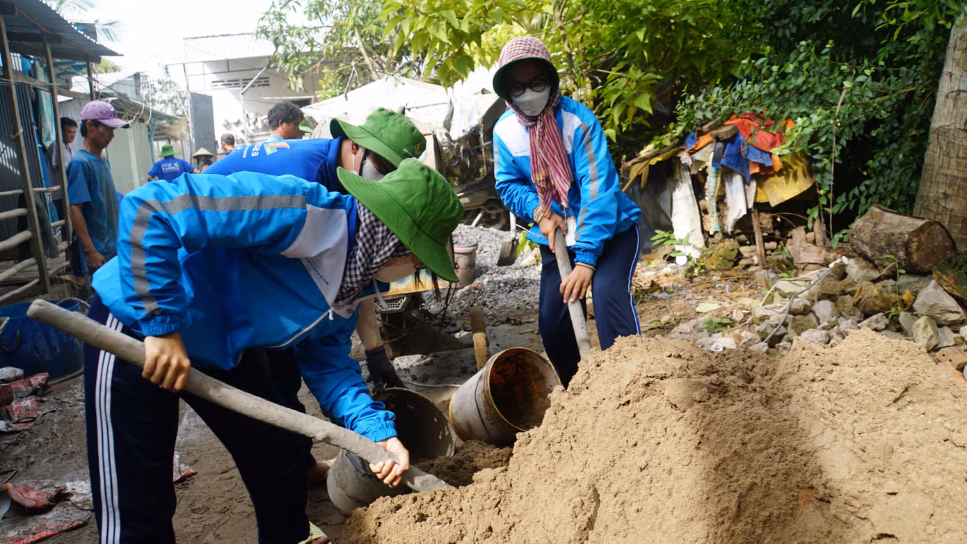 Các bạn trẻ không ngại nắng mưa, vất vả làm nên những con đường sạch đẹp giúp bà con đi lại dễ dàng. Ảnh: Hòa Hội