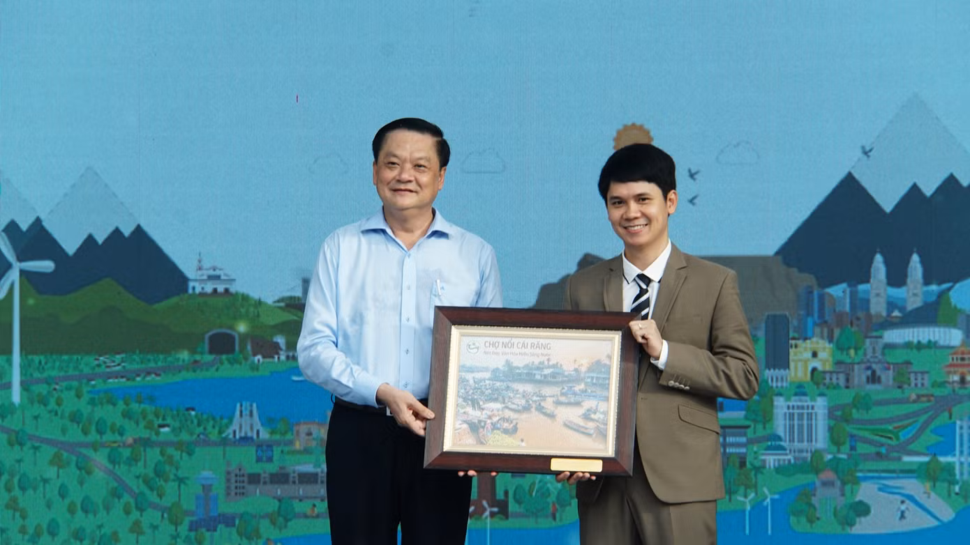 Dịp này, Tổ chức Quốc tế và Bảo tồn thiên nhiên (WWF) vinh danh và trao tặng danh hiệu Thành phố Xanh Quốc gia năm 2024 cho TP. Cần Thơ. Ảnh: Hòa Hội Dịp này, Tổ chức Quốc tế và Bảo tồn thiên nhiên (WWF) vinh danh và trao tặng danh hiệu Thành phố Xanh Quốc gia năm 2024 cho TP. Cần Thơ. Ảnh: Hòa Hội