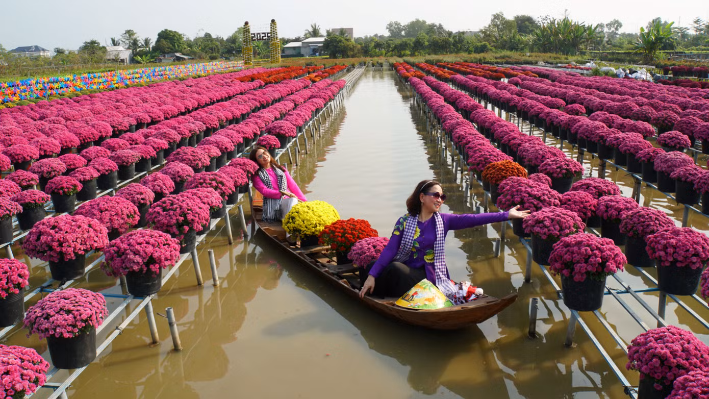 Chị Thái Thụy Thy Trúc, du khách đến từ TP Cần Thơ cùng bạn chọn tham quan làng hoa. “Đây là lần đầu tiên tôi đến với Làng hoa Sa Đéc, nơi đây rất đẹp. Cả nhóm có nhiều hình lung linh; cách bày trí hoa ở đây ra độc đáo, đặc biệt là mọi năm hoa cúc có nhiều sắc vàng, năm nay có những loại hoa màu đỏ cam, màu tím làm cho không khí xuân trở nên thật tuyệt vời. Ảnh: Hòa Hội