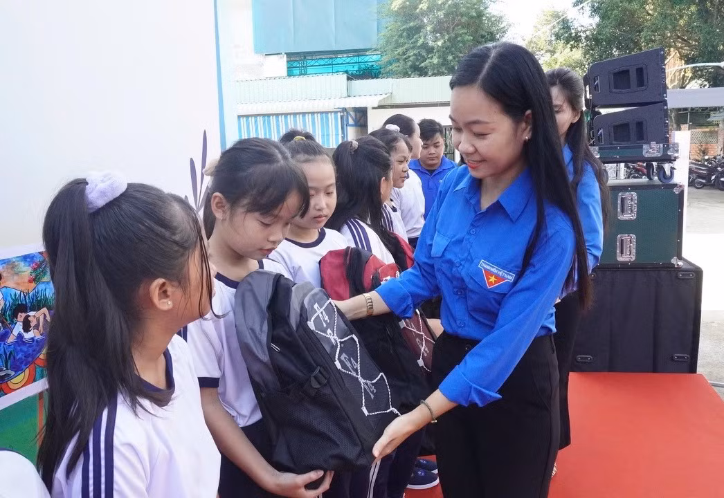 Chị Nguyễn Thị Thúy Lam - Phó Bí thư Thường trực Tỉnh Đoàn - Chủ tịch Hội đồng Đội tỉnh Đồng Tháp tặng quà cho học sinh.