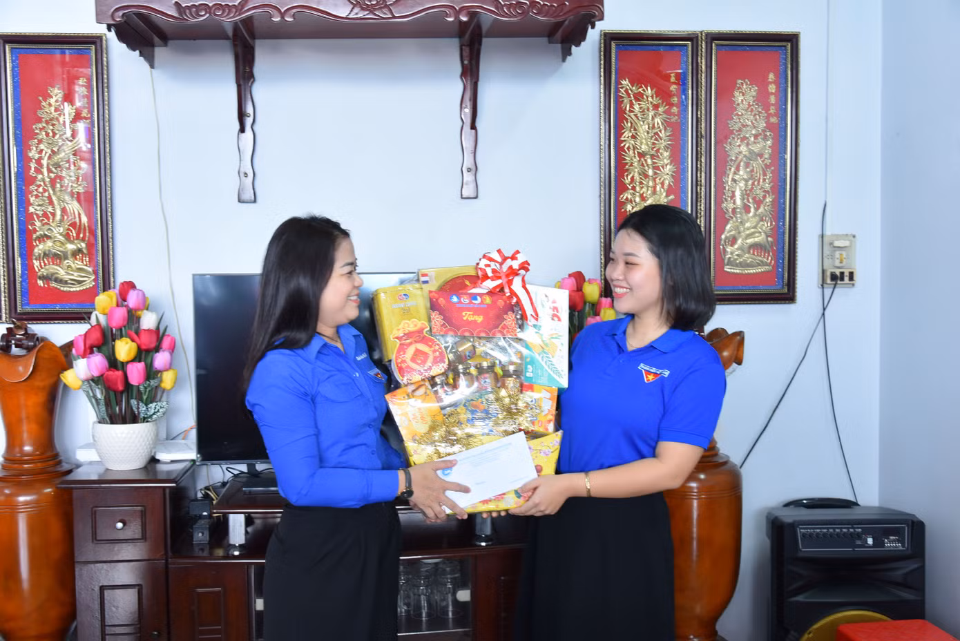 Bí thư Thành Đoàn Cần Thơ - Lư Thị Ngọc Anh (trái) tặng quà cho bạn Nguyễn Thị Thu Hiền. Ảnh: Hòa Hội