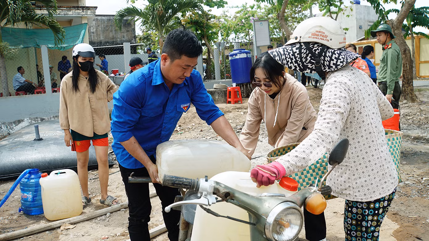 Hơn nửa tháng nay, màu áo xanh các bạn trẻ ở Bến Tre có mặt khắp nơi để hỗ trợ nước sạch cho bà con. Ảnh: Hòa Hội