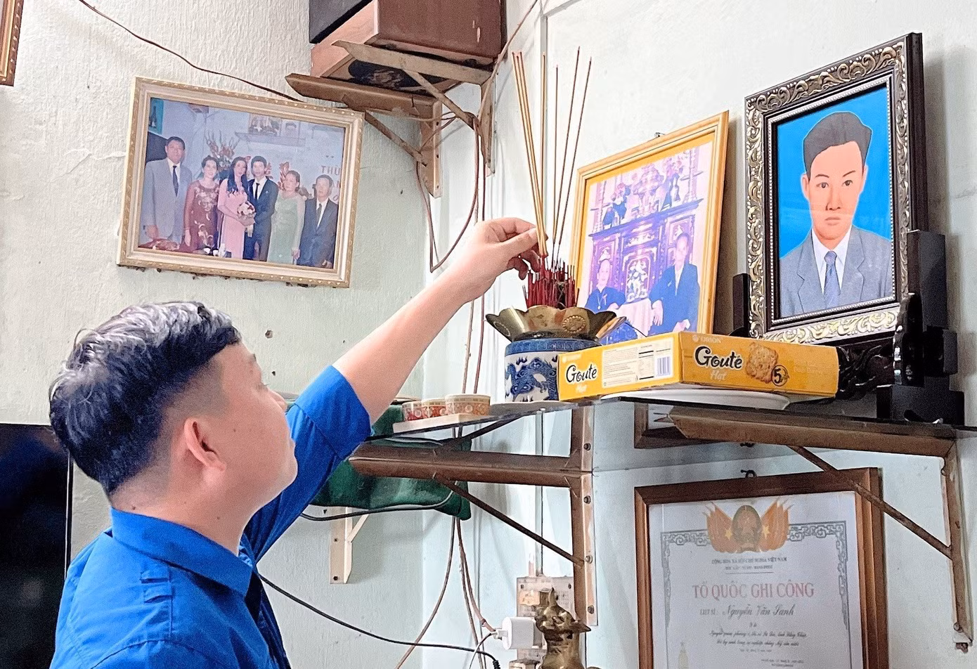 Bạn trẻ quê hương đất Sen hồng Đồng Tháp phục hồi di ảnh của các anh hùng, liệt sĩ. Ảnh: TĐ ĐT.