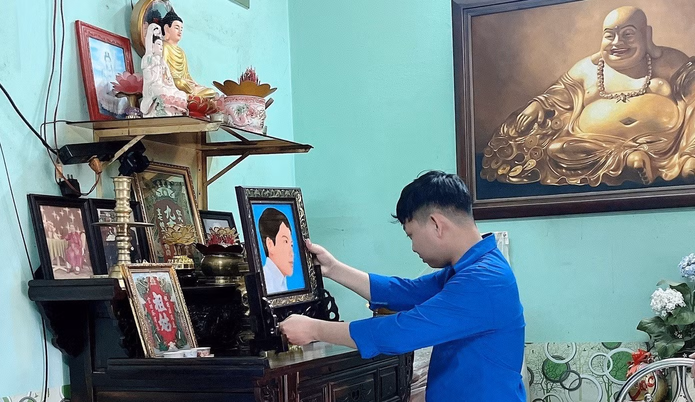 Bạn trẻ ở thành phố Sa Đéc phục hồi di ảnh cho các anh hùng, liệt sĩ.