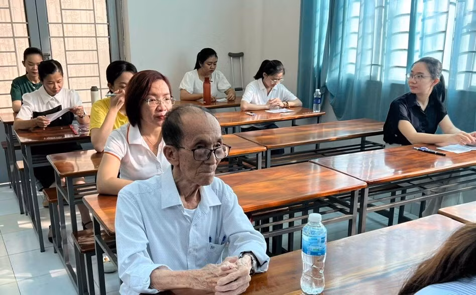 Cụ Nguyễn Tấn Thành cùng các bạn trẻ trong phòng thi