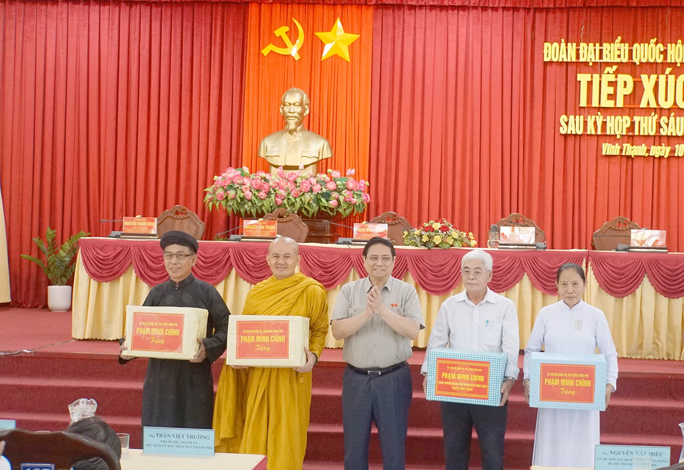 Thủ tướng Phạm Minh Chính trao tặng quà cho chức sắc tôn giáo tại huyện Vĩnh Thạnh. Ảnh: Hòa Hội.