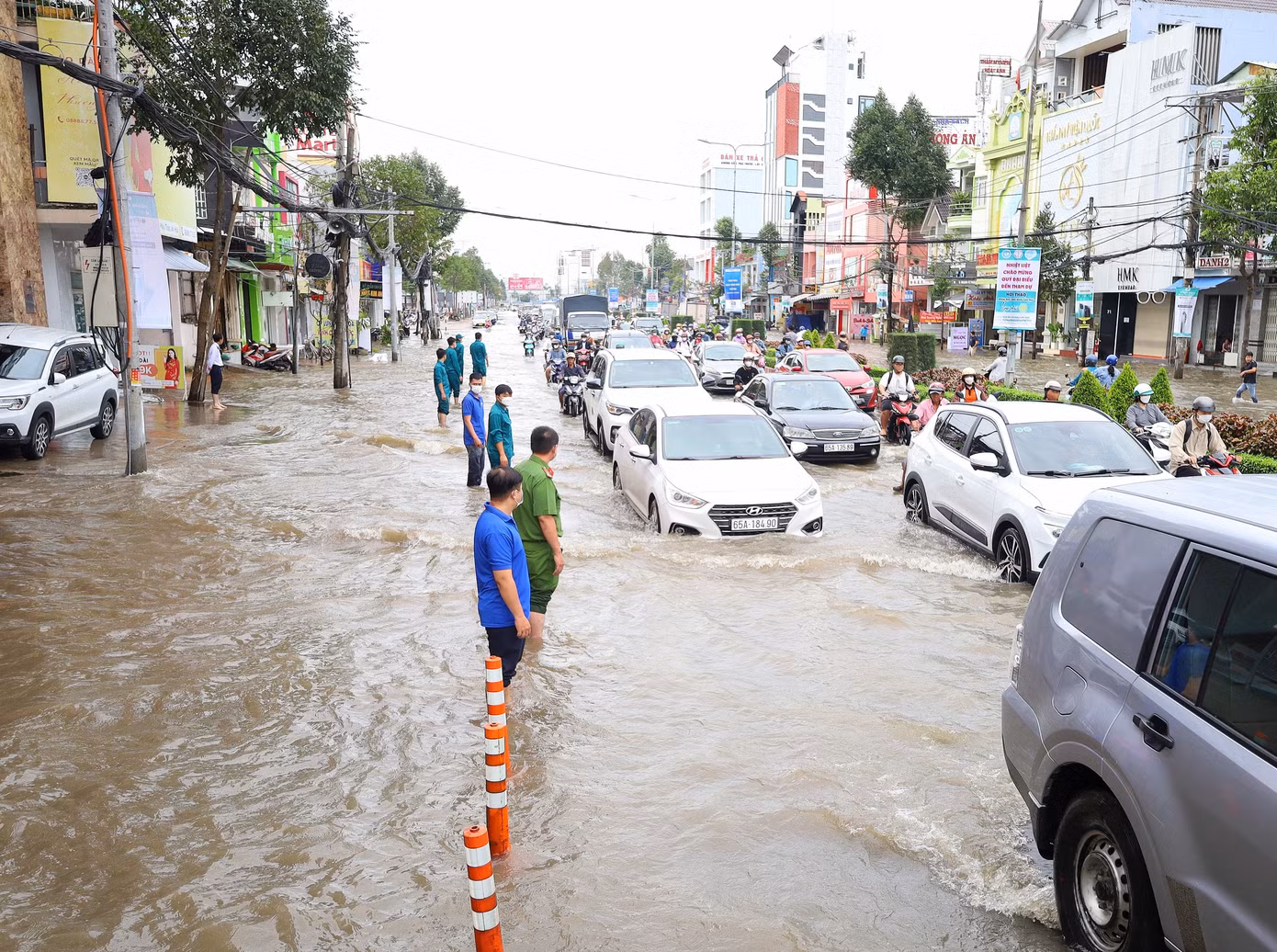 Sáng 2/10 (18/8 Âm lịch) triều cường dâng cao khiến nhiều tuyến đường ở quận Ninh Kiều, thành phố Cần Thơ chìm trong nước. Trong ảnh: Ngập sâu tại đường Mậu Thân - Ảnh: M. Trung