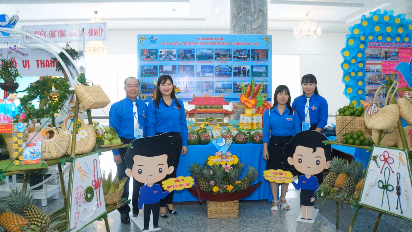 Đại biểu chụp ảnh bên lề đại hội. Ảnh: Hòa Hội