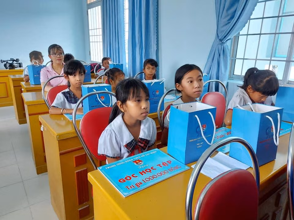 Đoàn công tác của Trung ương Đoàn tặng góc học tập cho học sinh